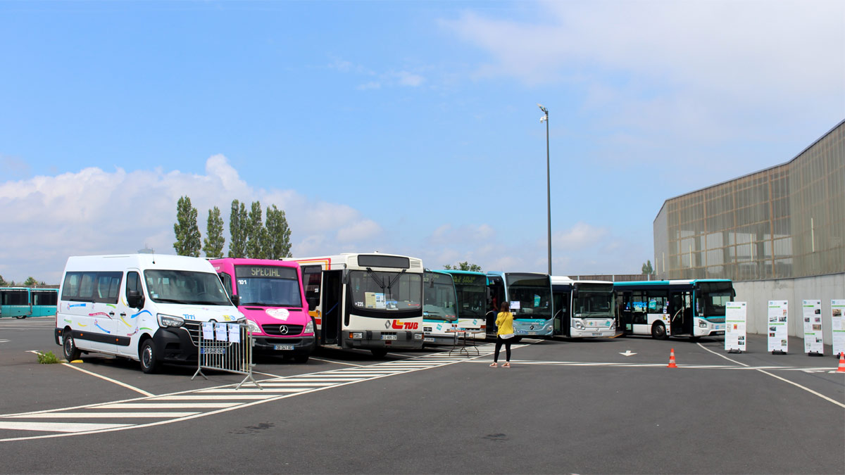 Exposition d'autobus au dépôt TUB