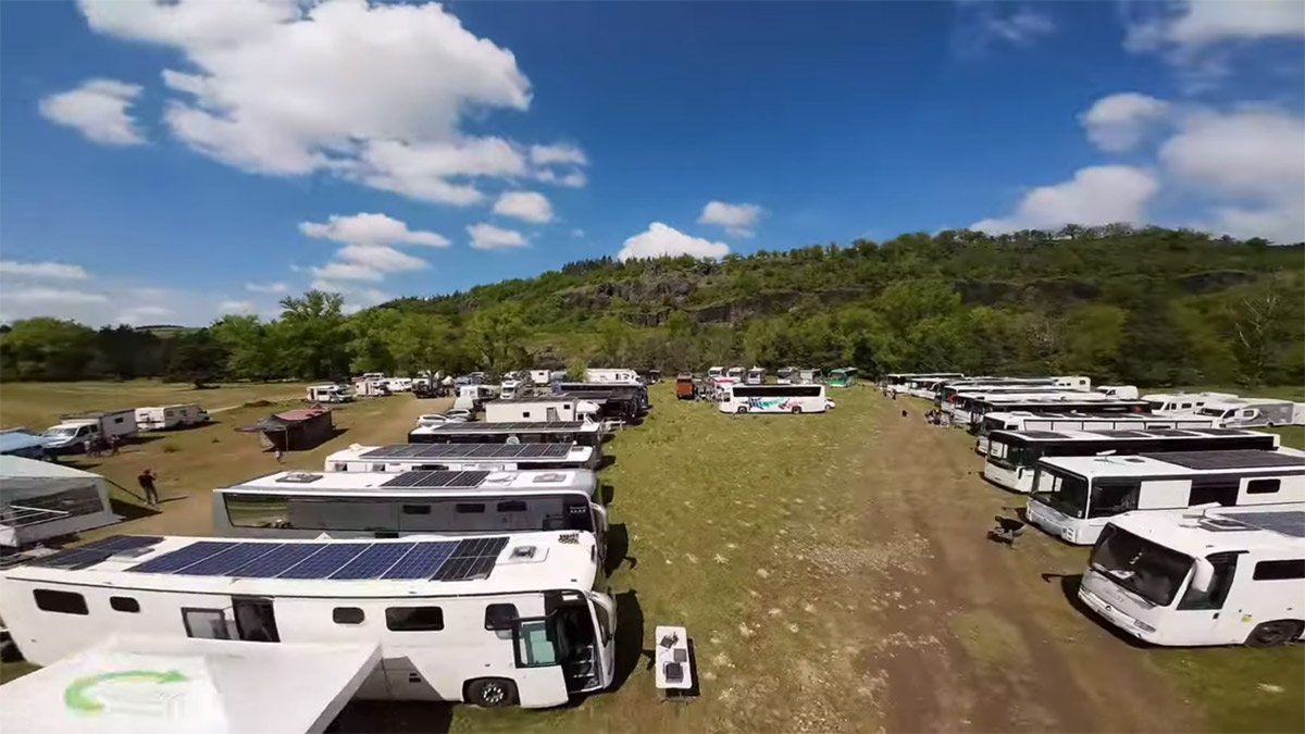 Autocars aménagés rassemblés à Chanteuges (capture vidéo YouTube Groot on the move !!!)