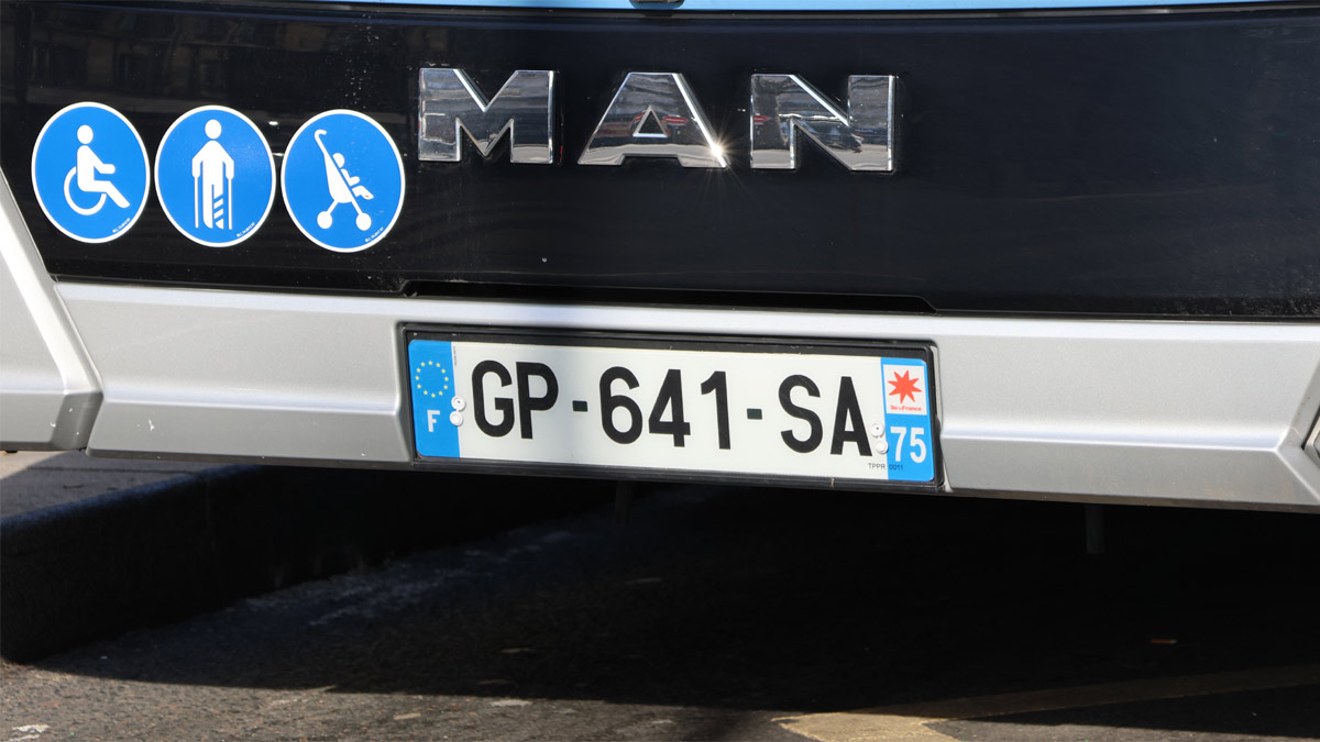 Plaque d'immatriculation d'un autobus de 2023