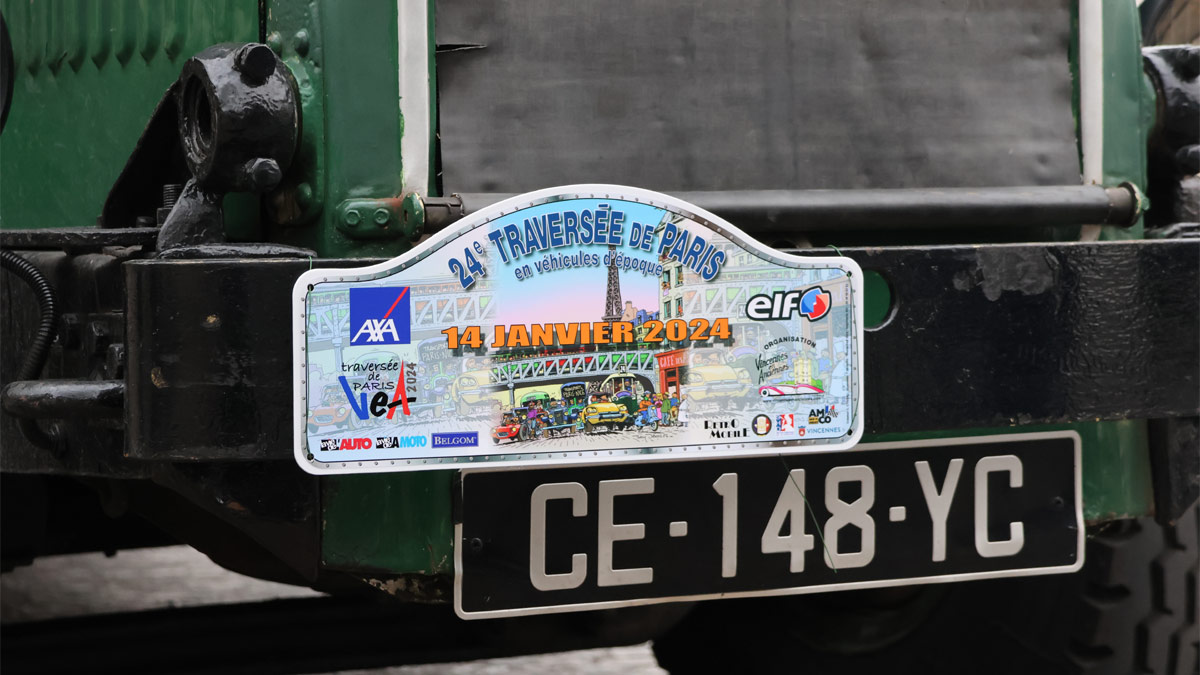 Plaque de la 24ème Traversée de Paris à l'avant d'un bus Renault TN