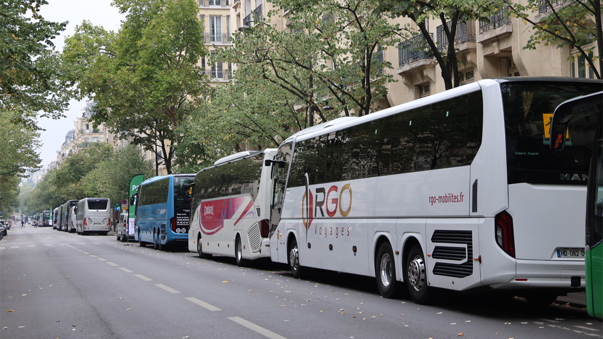 Stationnement exceptionnel d'autocars de tourisme à Paris (image d'archives)