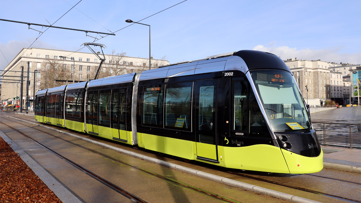 Nouvelle rame de tramway Alstom Citadis en essai à Brest devant l'hôtel de ville