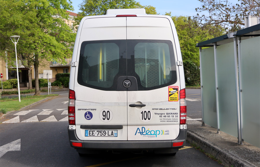 Rampe à l'intérieur d'un minicar Mercedes-Benz Sprinter